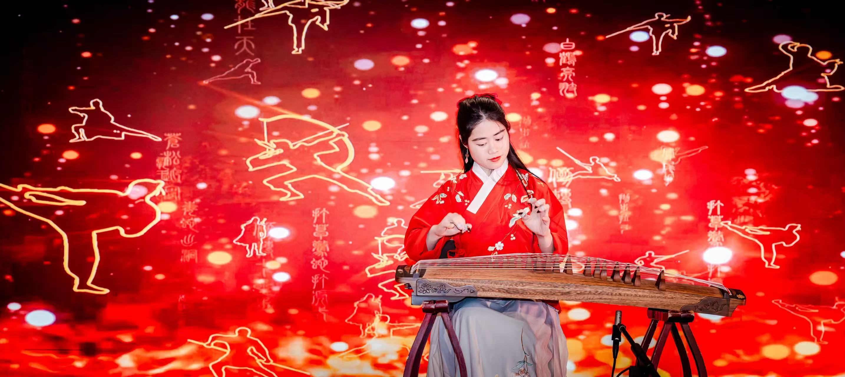 Liaoliao playing the Guzheng on stage
