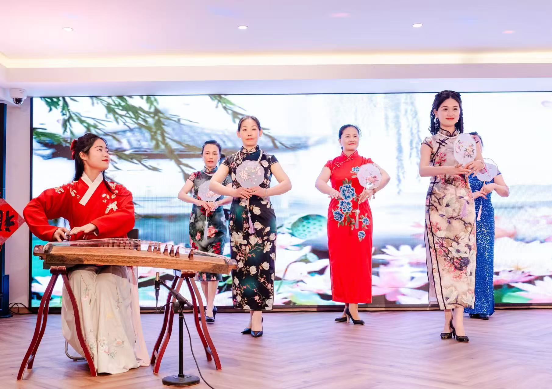 Liaoliao performing traditional Chinese music